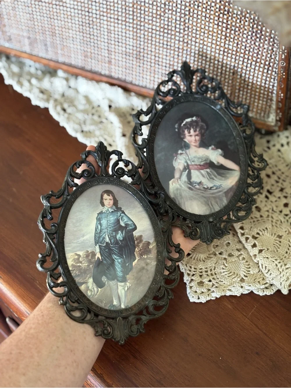 Vintage Ornate Brass Vintage-Style Oval Wall Frames with Classic Portraits